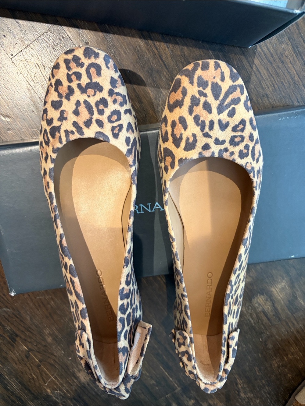 BERNARDO ELOISA BALLET FLATS CHEETAH PRINT, BOW BACK, SIZE 9 NWT